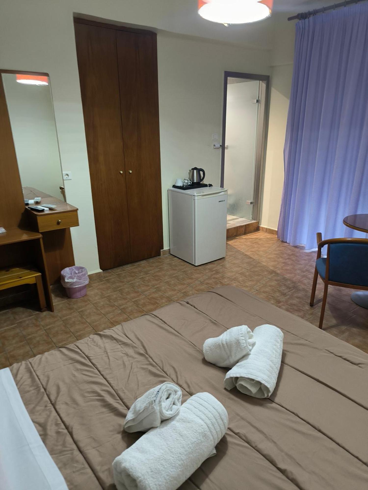 Hotel Almira Agía Triás Buitenkant foto